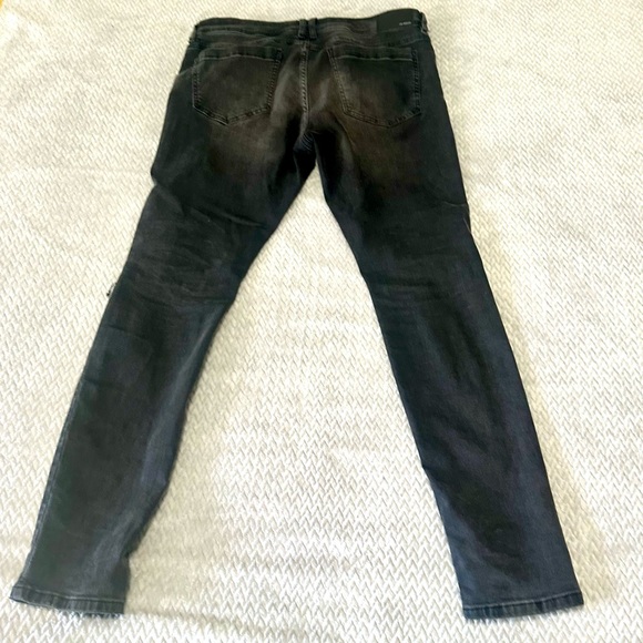 Men’s Forever 21 Slim Fit Black Jeans with Rips at the Knees - Picture 2 of 4